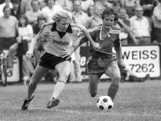 BVB-Präsident Dr. Reinhard Rauball am Ball im Freundschaftsspiel