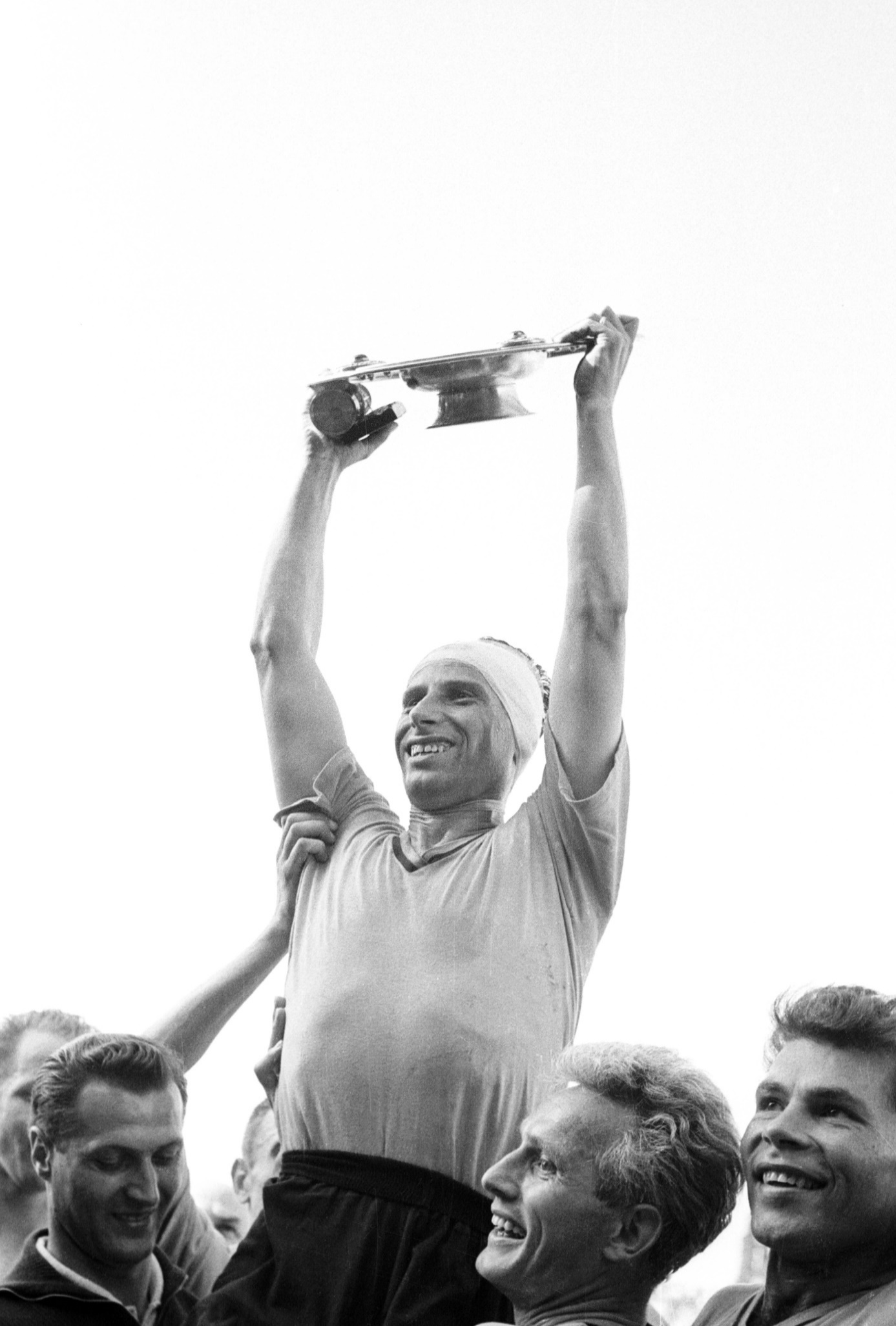 Borussia Dortmund ist Deutscher Meister 1963 - Wilhelm Burgsmüller jubelt mit der Meisterschale