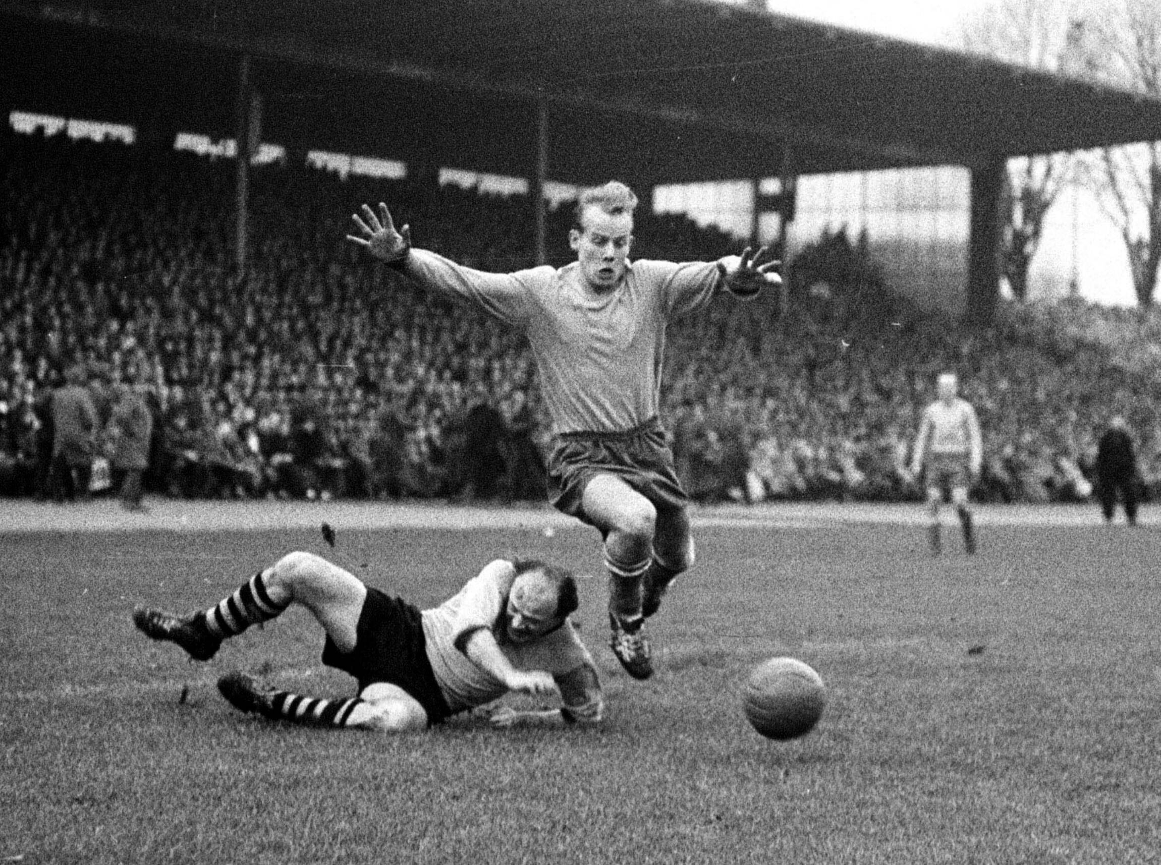 Adi Preissler für den BVB und Günter Karnhof für Schalke 04 im Revierderby am 5. Januar 1958
