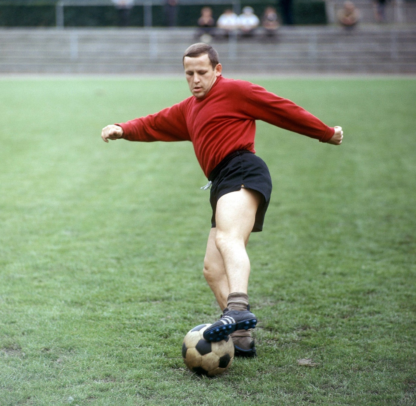 Dieter Kurrat am Ball für Borussia Dortmund am 1. August 1965