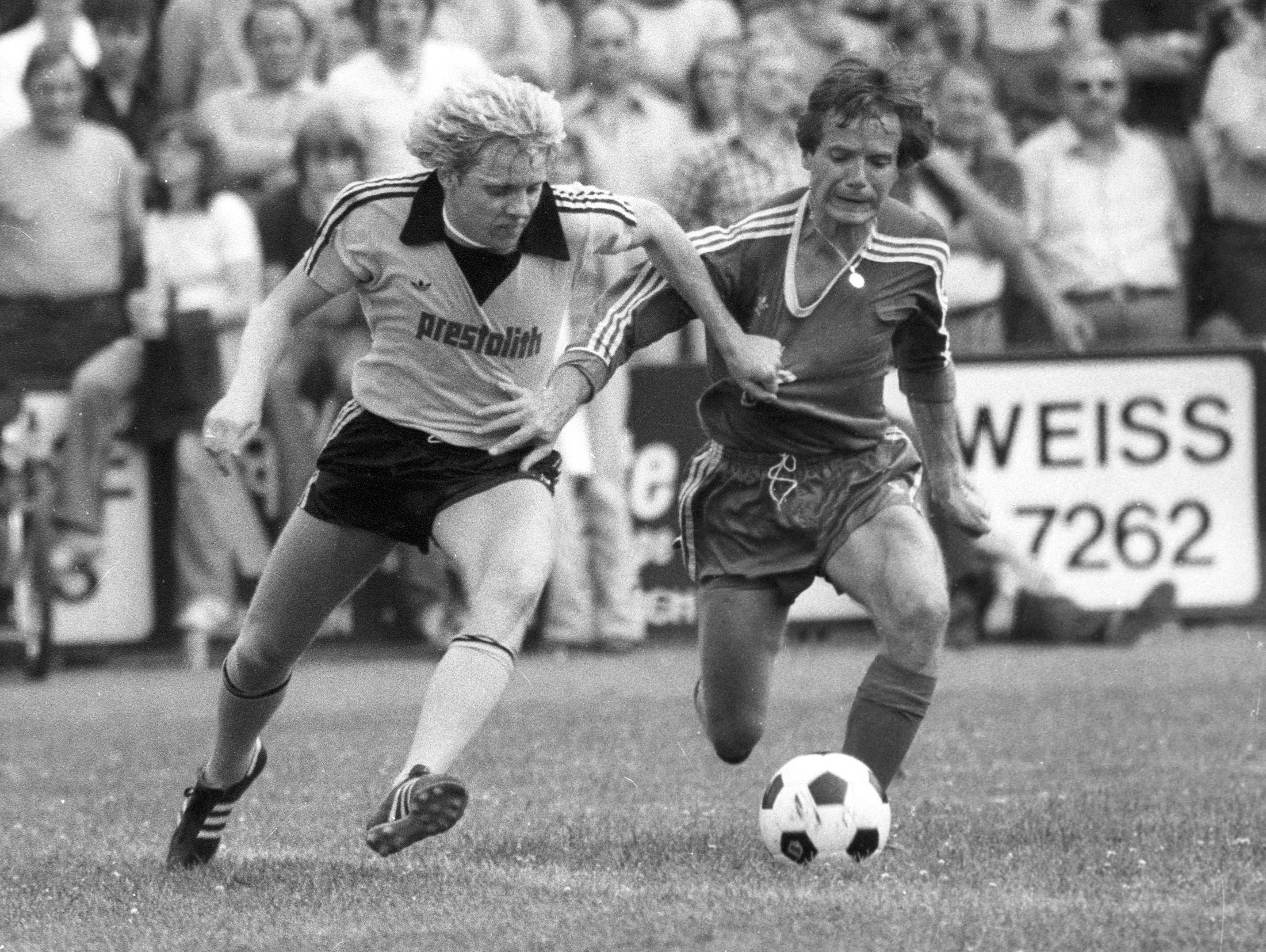 BVB-Boss Dr. Reinhard Rauball im Duell mit Wolfgang Vöge in einem Freundschaftsspiel